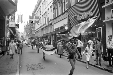 Zie Italie in Amsterdam . Vaandelzwaaiers midden in de Kalverstraat, Bestanddeelnr 921-4436