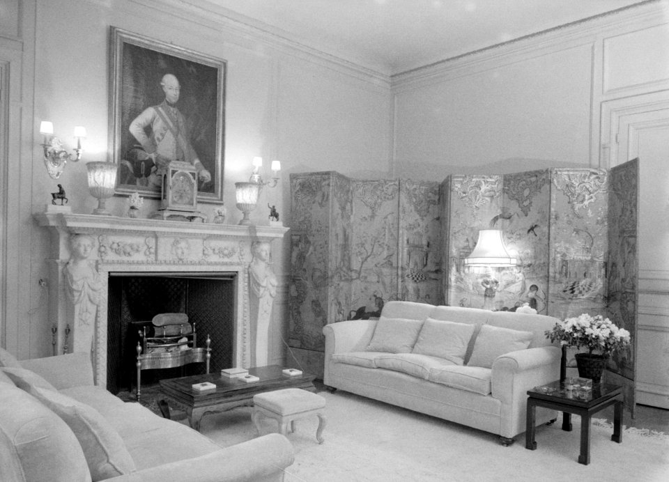 Zitkamer in het appartement van Mrs Cartwright in Parijs, Bestanddeelnr 255-8744