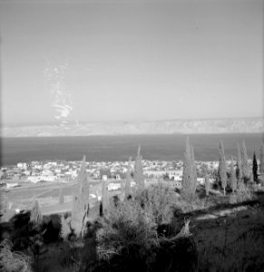 Zicht op Tiberias vanaf de omgringende heuvels met het Meer van Tiberias en de h, Bestanddeelnr 255-4059