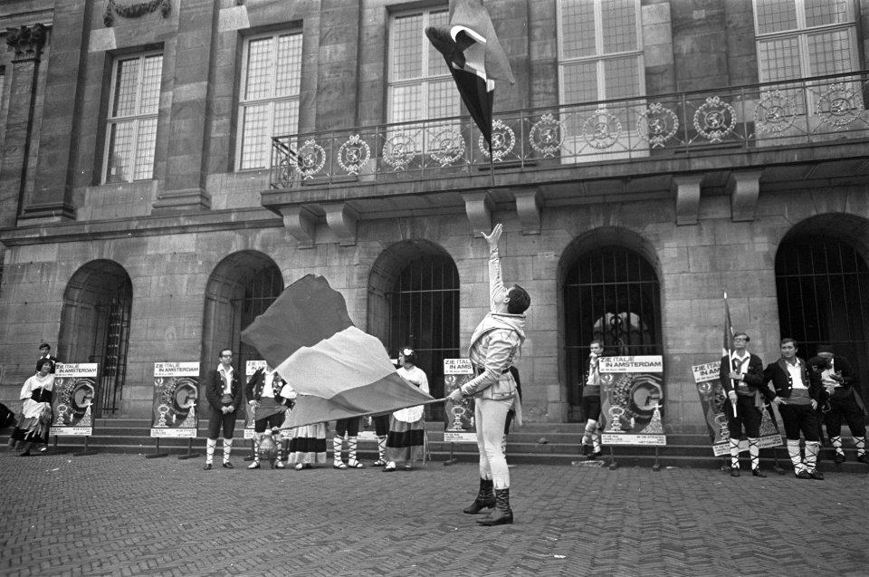 Zie Italie in Amsterdam . Vaandelzwaaiers midden in de Kalverstraat, Bestanddeelnr 921-4435