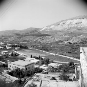 Zicht op Nablus met een voetbalveld, Bestanddeelnr 255-5567