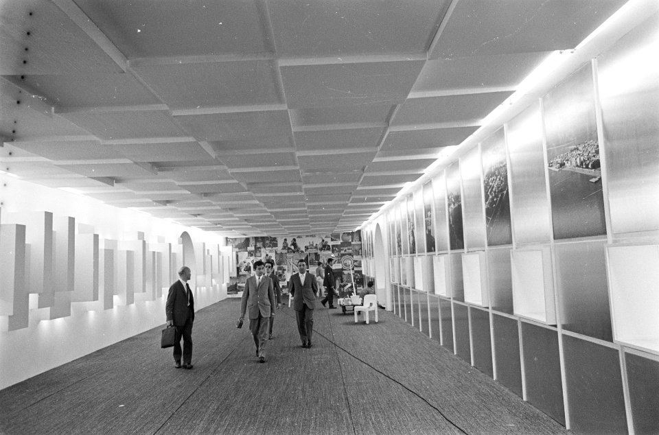 Zie Italie in Amsterdam , tentoonstelling in RAI. De wandelgang met verlaagd , Bestanddeelnr 921-4395