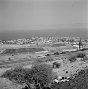 Zicht op Tiberias vanaf de omgringende heuvels met het Meer van Tiberias en de h, Bestanddeelnr 255-4062