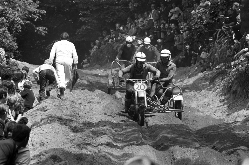 Zijspannen. In actie tijdens de cross, Bestanddeelnr 924-5720