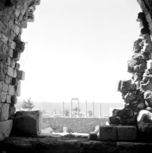 Zicht vanuit de fortificatie op de Grieks-Romeinse tempelresten in Byblos, Bestanddeelnr 255-6359