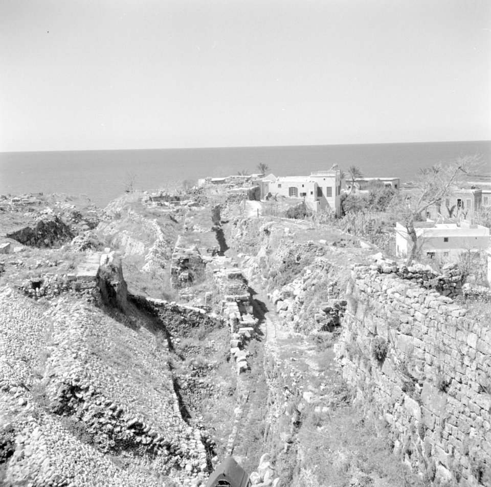 Zicht op oude stadsmuur van Byblos - Jbael en op de Middelandse zee, Bestanddeelnr 255-6355