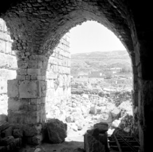 Zicht vanuit de fortificatie op enkele huizen in Byblos, Bestanddeelnr 255-6360
