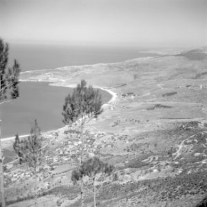 Zicht vanaf Harisa over de kust en kustvlakte ten noorden van Beiroet, Bestanddeelnr 255-6333