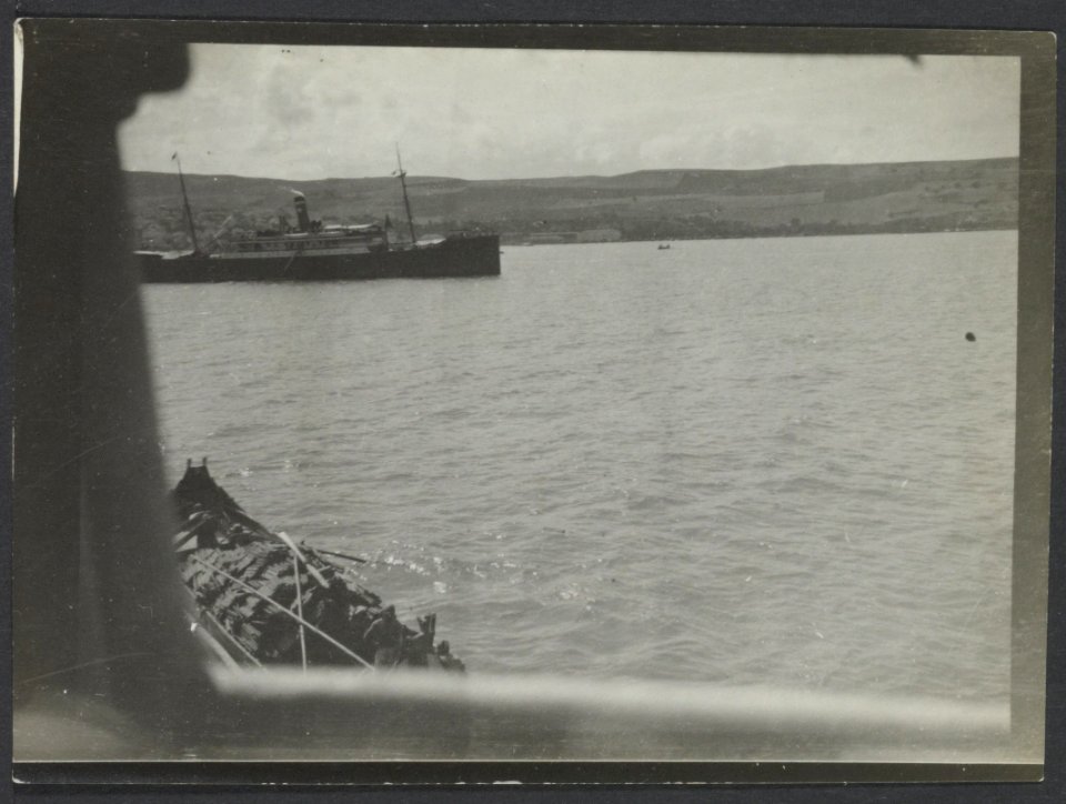 Zicht vanaf een schip op een kust en op een schip, Bestanddeelnr 17 4
