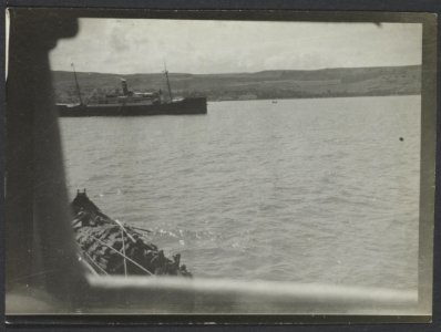 Zicht vanaf een schip op een kust en op een schip, Bestanddeelnr 17 4