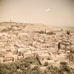 Zicht op Jeruzalem met de oude stad, met links de Rotskoepel en de Olijfberg en , Bestanddeelnr 255-9776