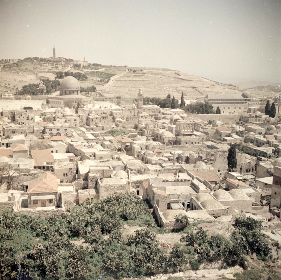 Zicht op Jeruzalem met de oude stad, met links de Rotskoepel en de Olijfberg en , Bestanddeelnr 255-9775