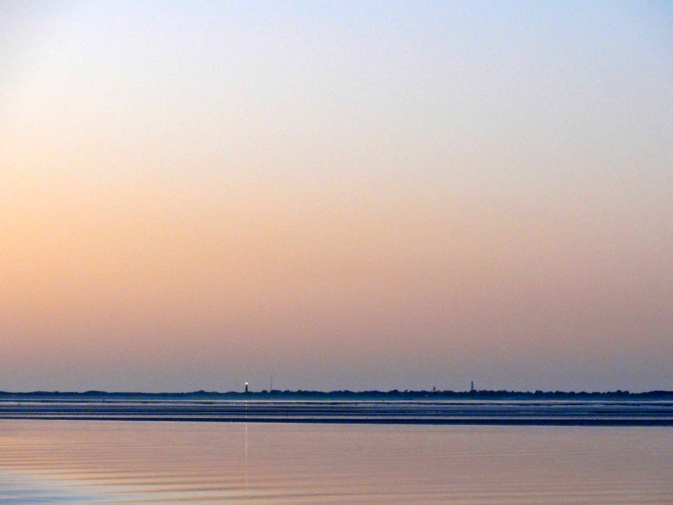Zicht op Schiermonnikoog met vuurtoren