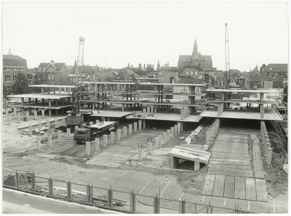 Zicht over de parkeergarage aan de Raaks in vroeg stadium van aanbouw. NL-HlmNHA 54003986