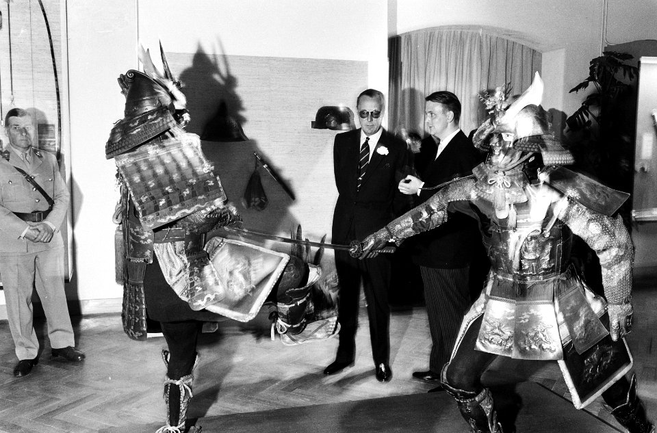 Zijne Koninklijke Hoogheid Prins Bernhard opent museum van het Korps Rijdende Ar, Bestanddeelnr 915-1993