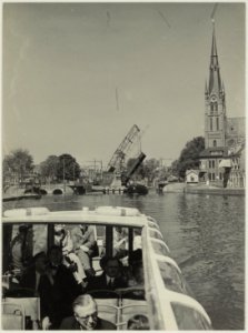 Zicht vanaf een rondvaartboot op de Langebrug met rechts de inmiddels gesloopte Spaarnekerk. NL-HlmNHA 54010639