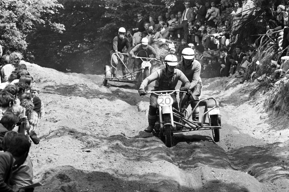 Zijspannen. In actie tijdens de cross, Bestanddeelnr 924-5719