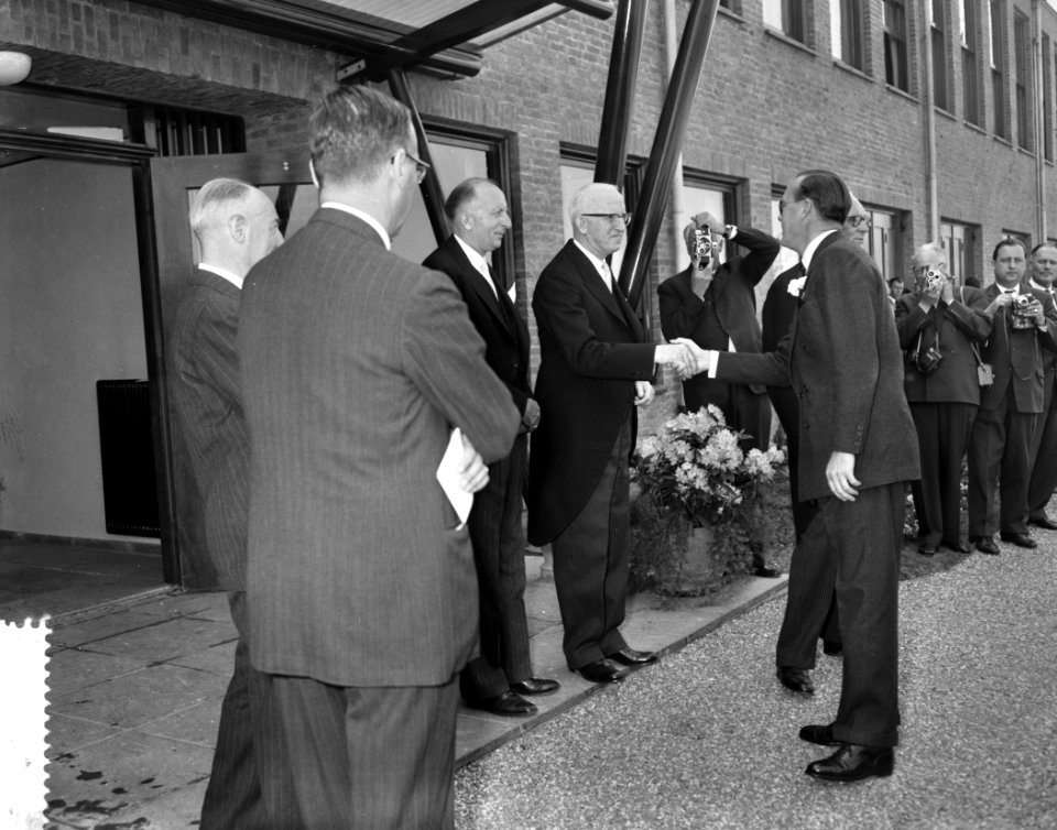 Zijne Koninklijke Hoogheid Prins Bernhard opent het nieuwe bedrijfscomplex van d, Bestanddeelnr 910-3512