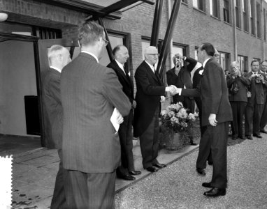 Zijne Koninklijke Hoogheid Prins Bernhard opent het nieuwe bedrijfscomplex van d, Bestanddeelnr 910-3512
