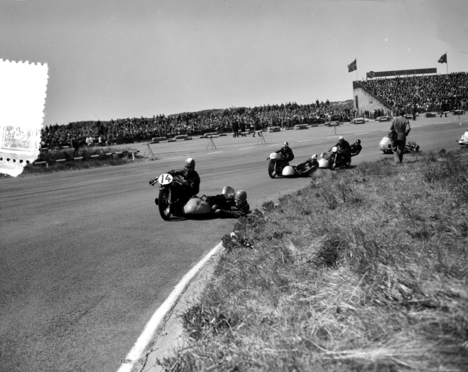 Zijspanrace Zandvoort. In de bocht, Bestanddeelnr 907-7832
