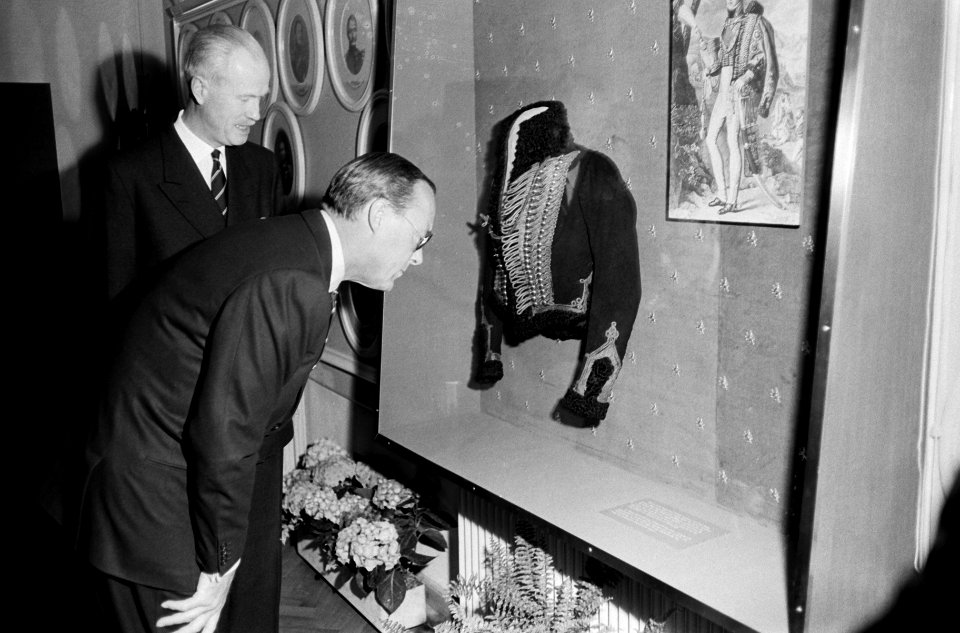 Zijne Koninklijke Hoogheid Prins Bernhard opent museum van het Korps Rijdende Ar, Bestanddeelnr 915-1991