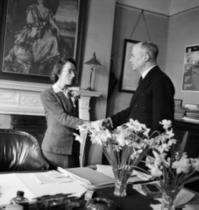 Zilveren medaille van Oranje Nassau verleend aan May McCarty die 25 jaar verbond, Bestanddeelnr 935-2317