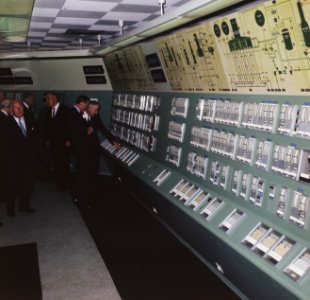 Zijne Koninklijke Hoogheid Prins Bernhard opent Mobil Raffinaderij, Amsterdam b, Bestanddeelnr 254-8214