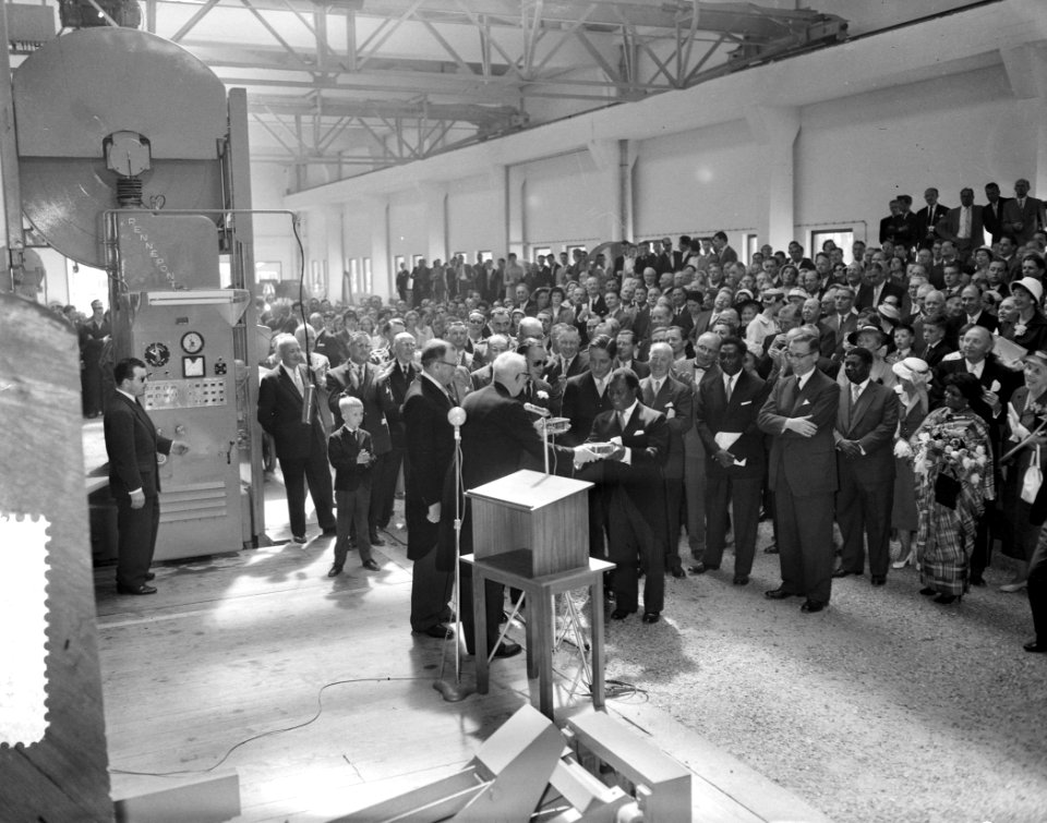 Zijne Koninklijke Hoogheid Prins Bernhard opent het nieuwe bedrijfscomplex van d, Bestanddeelnr 910-3526
