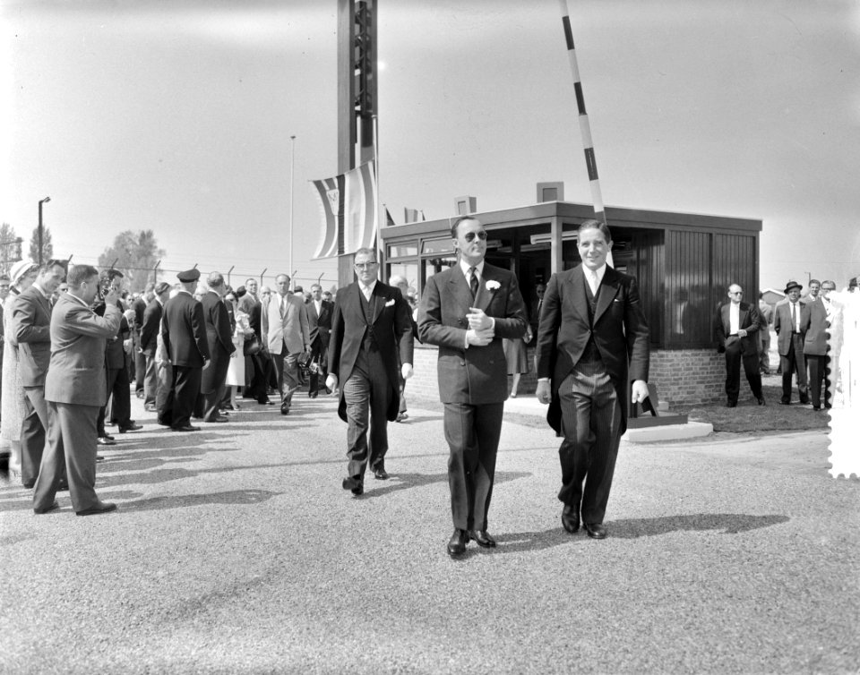 Zijne Koninklijke Hoogheid Prins Bernhard opent het nieuwe bedrijfscomplex van d, Bestanddeelnr 910-3520