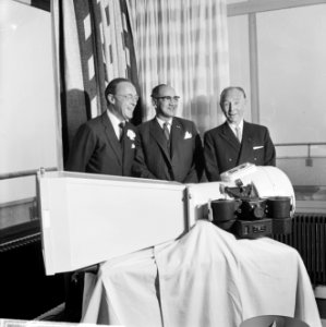 Zijne Koninklijke Hoogheid Prins Bernhard opende nieuwe vleugel van de NV Optisc, Bestanddeelnr 916-1665