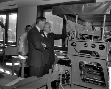 Zijne Koninklijke Hoogheid Prins Bernhard opent opleidingscentrum voor luchtkart, Bestanddeelnr 908-1307 photo