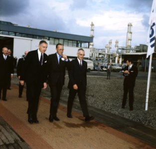 Zijne Koninklijke Hoogheid Prins Bernhard opent Mobil Raffinaderij, Amsterdam P, Bestanddeelnr 254-8207