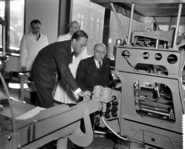 Zijne Koninklijke Hoogheid Prins Bernhard opent opleidingscentrum voor luchtkart, Bestanddeelnr 908-1306 photo