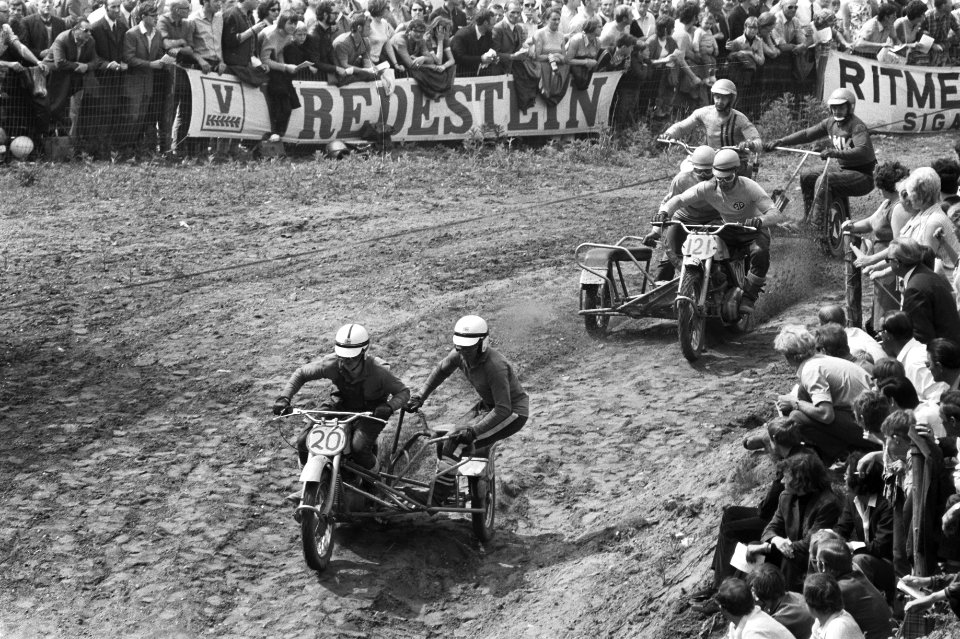 Zijspannen In actie tijdens de cross, Bestanddeelnr 924-5723