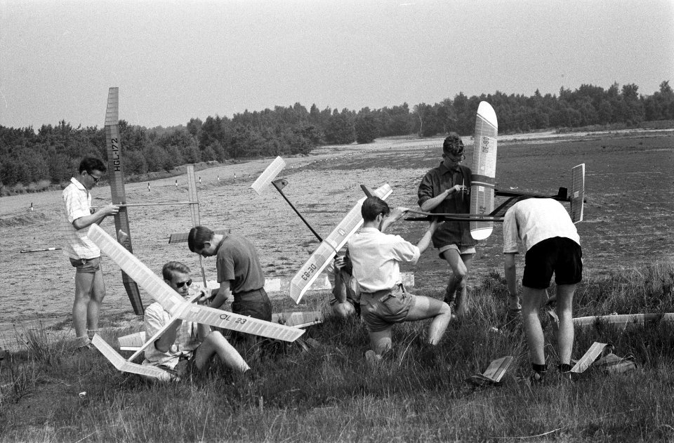 Zilveren KNVVL-kampioenschappen in Ermelo Modelbouwers in Kamp De Padberg, Bestanddeelnr 912-7936