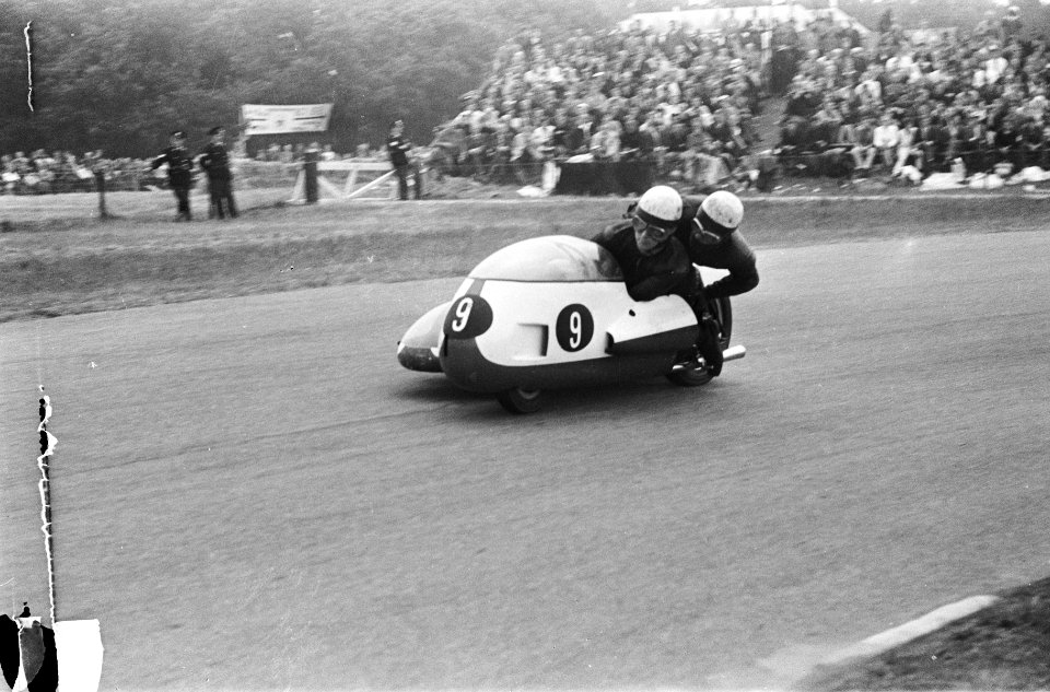 Zijspanrace. BMW Klaus Enders en Ralf Engelhardt (bakkenist), winnaars (Duitslan, Bestanddeelnr 920-4324