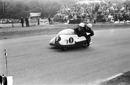 Zijspanrace. BMW Klaus Enders en Ralf Engelhardt (bakkenist), winnaars (Duitslan, Bestanddeelnr 920-4324