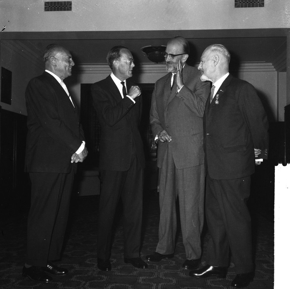 Zilveren Anjer 1964 , vlnr jhr mr Marinus van der Goes van Naters , Prins , Bestanddeelnr 916-5652
