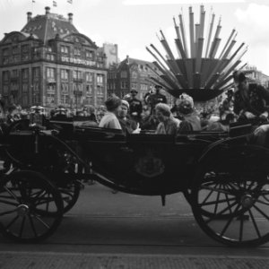 Zilveren huwelijksfeest Koninklijk paar vertrek van de Dam in het rijtuig, Bestanddeelnr 913-8281