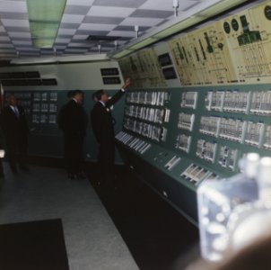 Zijne Koninklijke Hoogheid Prins Bernhard opent Mobil Raffinaderij, Amsterdam b, Bestanddeelnr 254-8215
