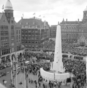 Zilveren huwelijksfeest Koninklijk paar overzicht op d Dam tijdens rijtoer, Bestanddeelnr 913-8274