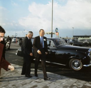 Zijne Koninklijke Hoogheid Prins Bernhard opent Mobil Raffinaderij, Amsterdam P, Bestanddeelnr 254-8206