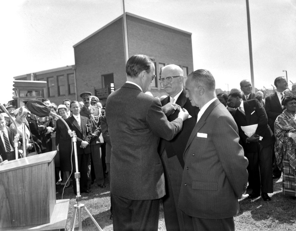 Zijne Koninklijke Hoogheid Prins Bernhard opent het nieuwe bedrijfscomplex van d, Bestanddeelnr 910-3521