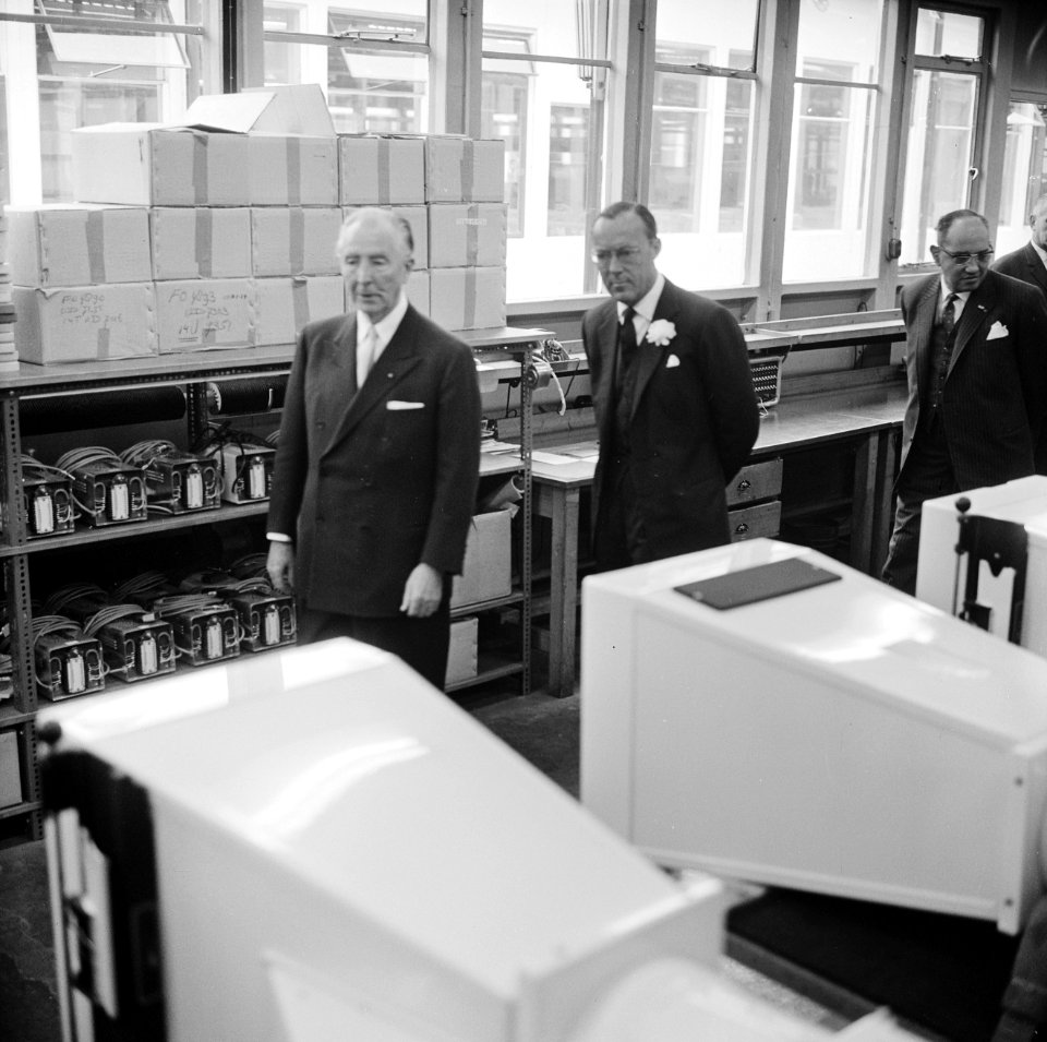 Zijne Koninklijke Hoogheid Prins Bernhard opende nieuwe vleugel van de NV Optisc, Bestanddeelnr 916-1673