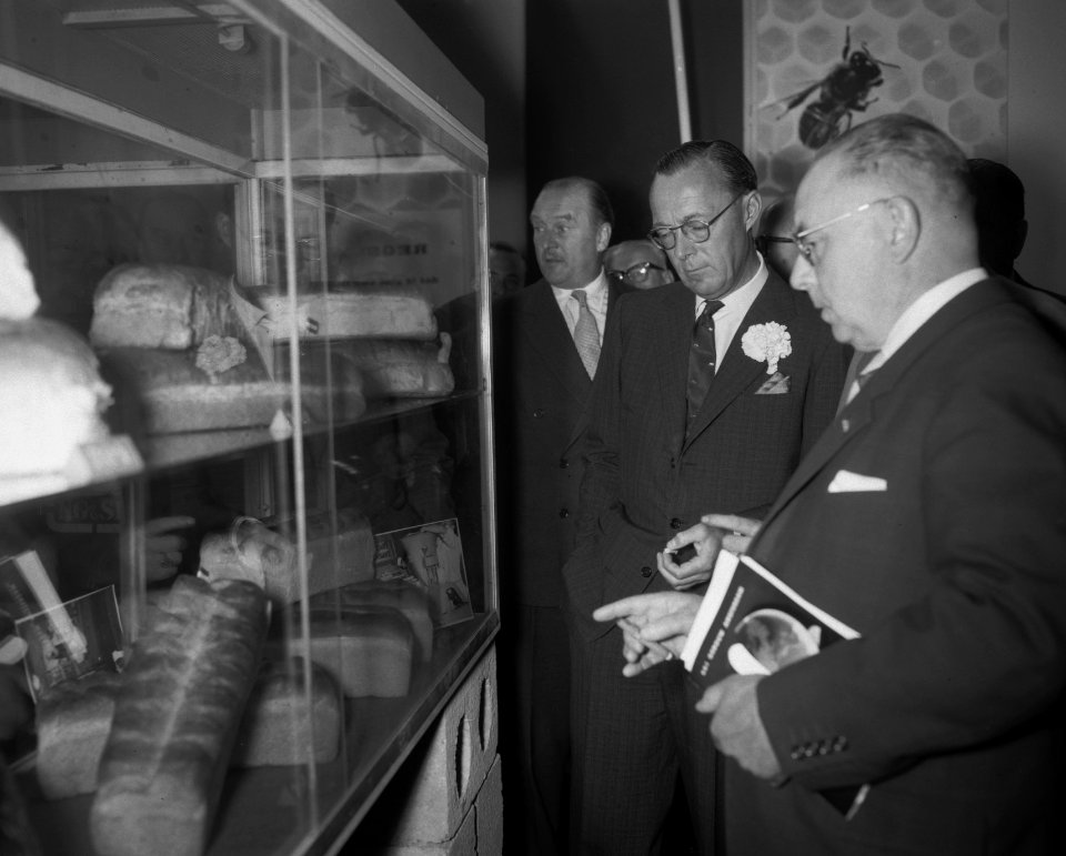 Zijne Koninklijke Hoogheid Prins Bernhard opent Internationale Bakkerijtentoonst, Bestanddeelnr 911-2376