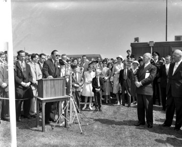 Zijne Koninklijke Hoogheid Prins Bernhard opent het nieuwe bedrijfscomplex van d, Bestanddeelnr 910-3515