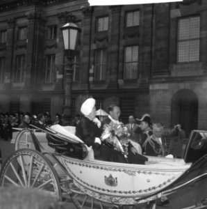 Zilveren huwelijksfeest Koninklijk paar vertrek van de Dam in het rijtuig, Bestanddeelnr 913-8276