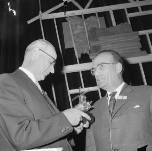 Zilveren houtzaagmolen 1964, voor de heer G. I. M. van Kemenade (links) rechts d, Bestanddeelnr 917-0456