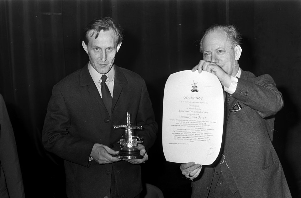 Zilveren Houtzaagmolenprijs uitgereikt aan architect Joop van Stigt (links), rec, Bestanddeelnr 920-7984