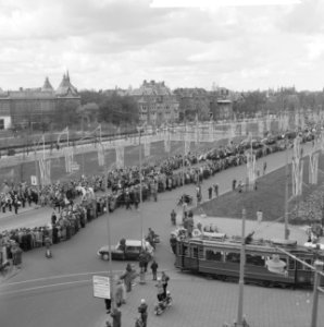 Zilveren huwelijksfeest Koninklijk paar overzicht op d Dam tijdens rijtoer, Bestanddeelnr 913-8272